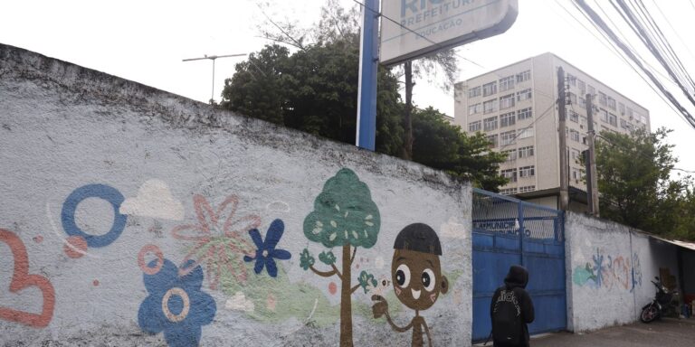 Violência e Transporte: Como a Crise Afeta a Educação no Rio de Janeiro Violência e Transporte: Como a Crise Afeta a Educação no Rio de Janeiro