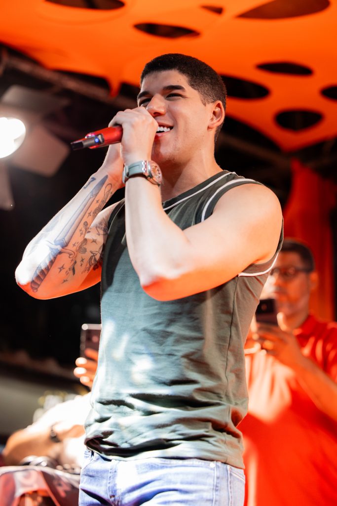 Zé Vaqueiro Surpreende com Show Especial na Rocinha Zé Vaqueiro Surpreende com Show Especial na Rocinha