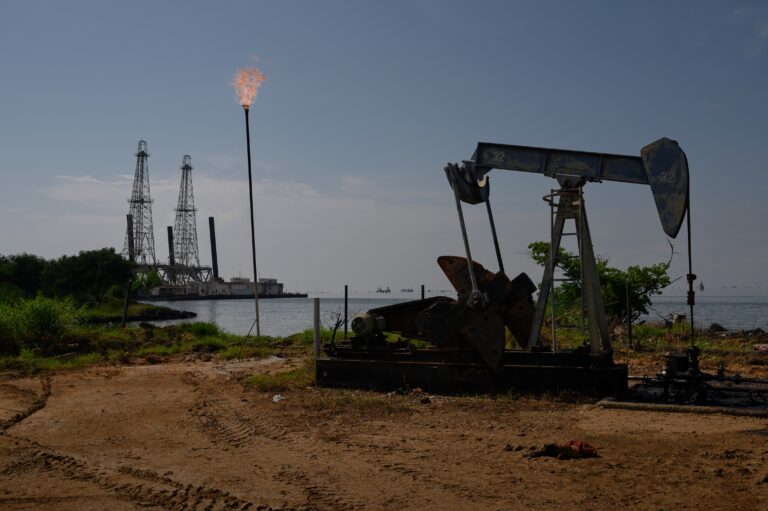 Alta de US$ 95 no Petróleo Impacta Inflação e Juros no Brasil: Entenda o Cenário