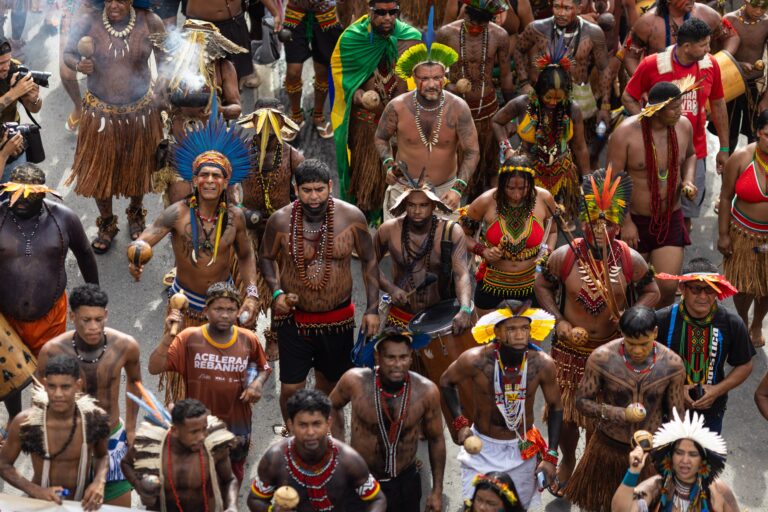 Associações Indígenas Temem Retorno a Projetos Ameaçadores e Apoiam Reeleição de Lula