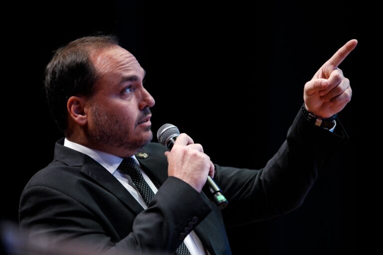 Carlos Bolsonaro Critica Oportunistas em Resposta a Nikolas Ferreira: 'Brasil Merece Mais'