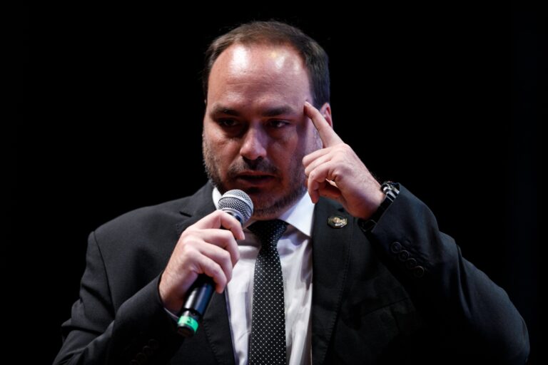 Carlos Bolsonaro faz levantamento sobre prefeitos do PL que ignoram Flávio Bolsonaro