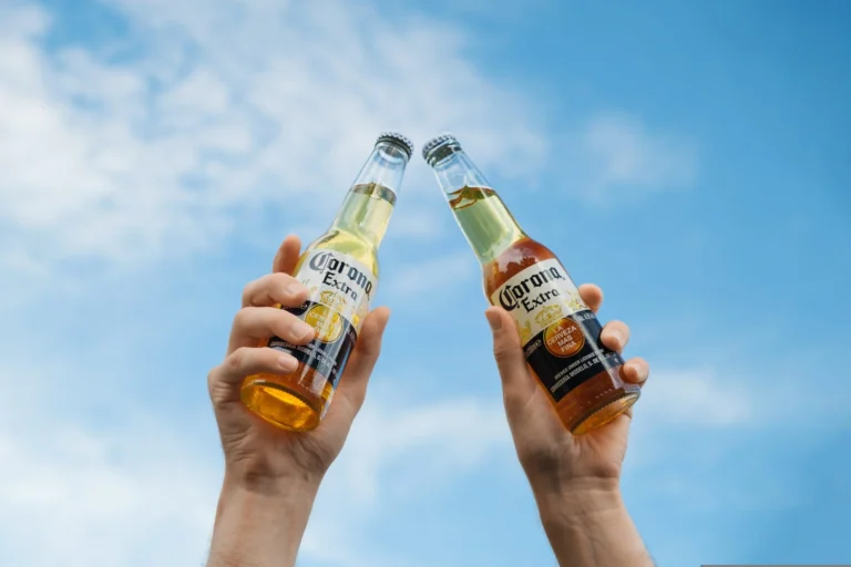 Corona e Shakira: Uma Conexão Irresistível na Praia de Copacabana