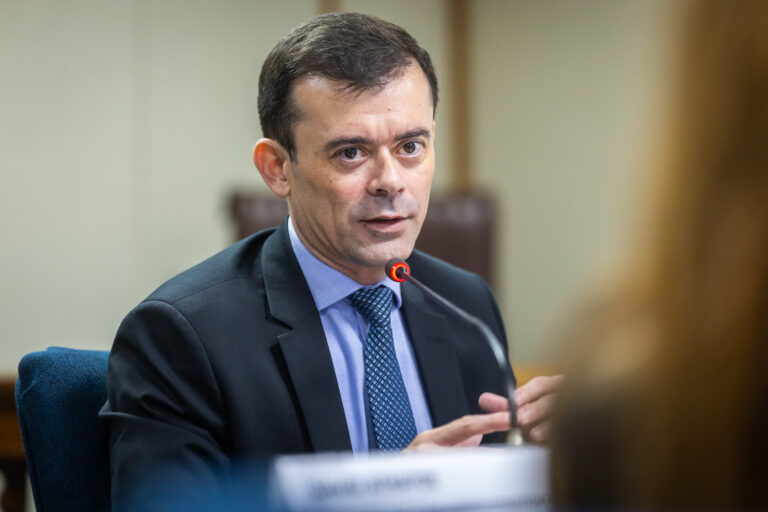 Crise Política no RJ Complica Adoção de Subvenção do Diesel pelo Governo Federal