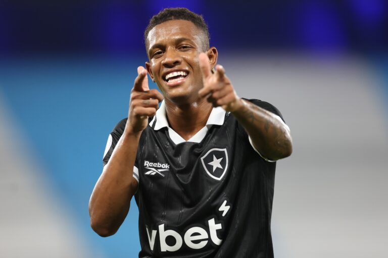 Danilo Brilha no Botafogo e Fica Próximo da Seleção Brasileira para a Copa do Mundo
