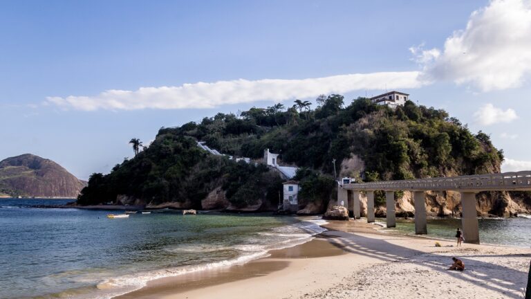 Descubra a Praia de Boa Viagem em Niterói: Um Refúgio de Calma e História Descubra a Praia de Boa Viagem em Niterói: Um Refúgio de Calma e História