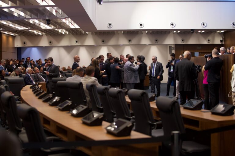 Eleições na Alerj: PL Pensa em Manter Interino Enquanto Grupo de Paes Busca Alianças