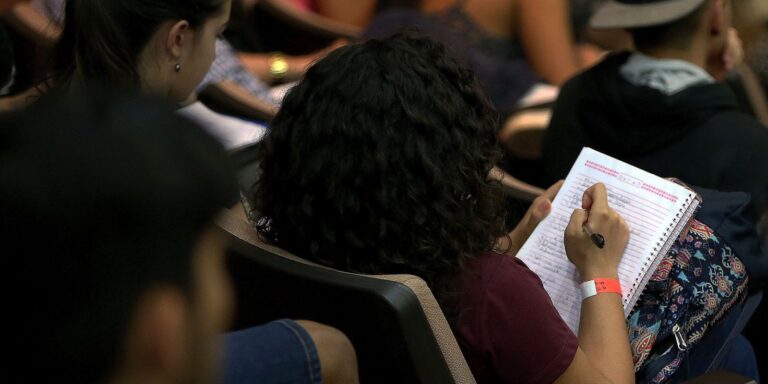 Estudantes do Fies com Dívidas Podem Receber Ajuda do Governo Estudantes do Fies com Dívidas Podem Receber Ajuda do Governo