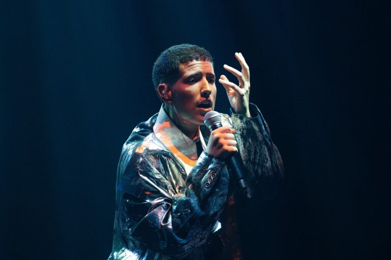 Fitti Celebra a Singularidade de Ney Matogrosso em Show Encantador no Rio de Janeiro