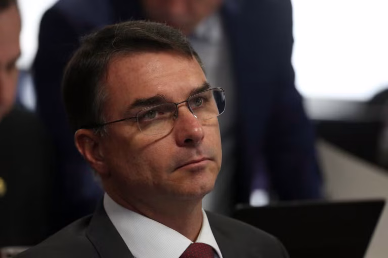 Flávio Bolsonaro: 'Não haverá demarcação indígena sob meu governo'
