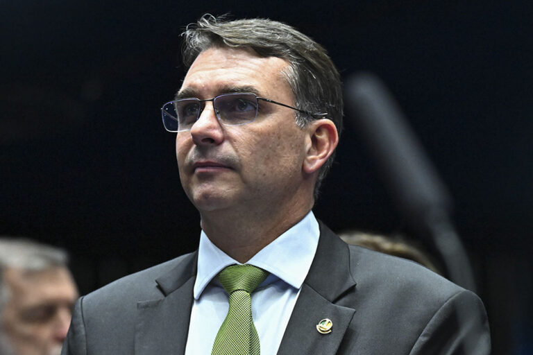 Flávio Bolsonaro Realiza Viagens em Jatinhos de Empresários: O Que Sabemos? Flávio Bolsonaro Realiza Viagens em Jatinhos de Empresários: O Que Sabemos?