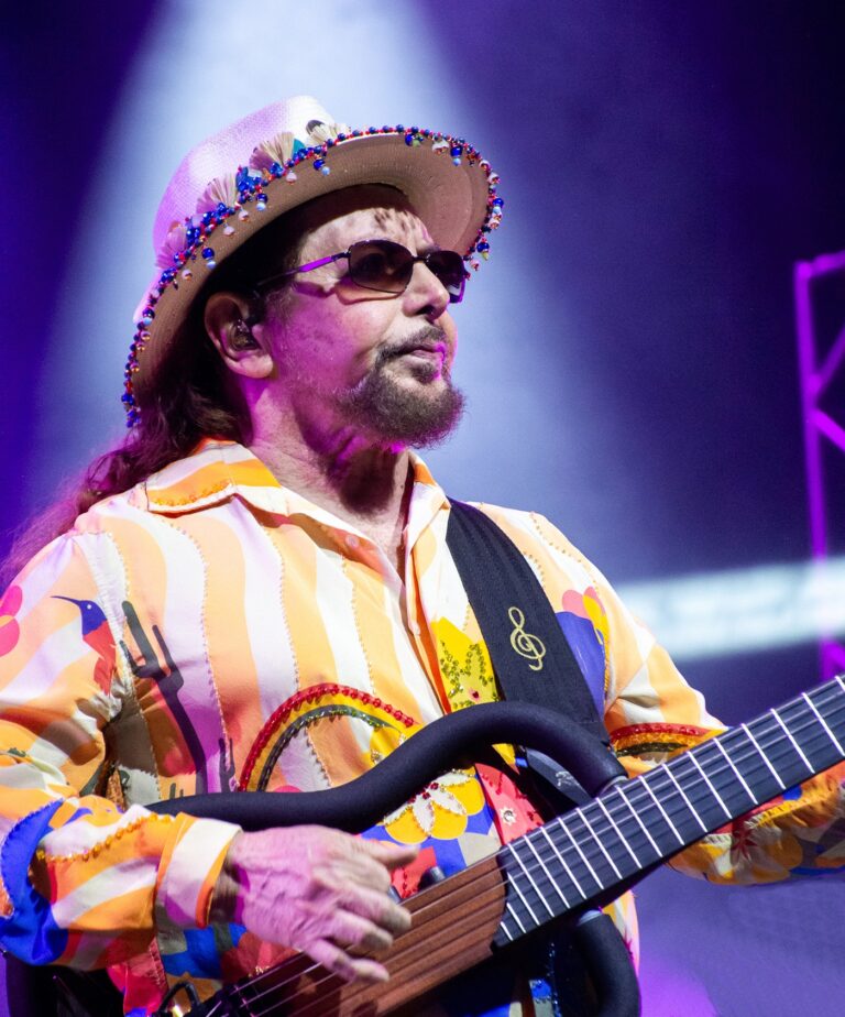 Geraldo Azevedo Inova em Álbum Ao Vivo com Presença de Clássicos e Novidades