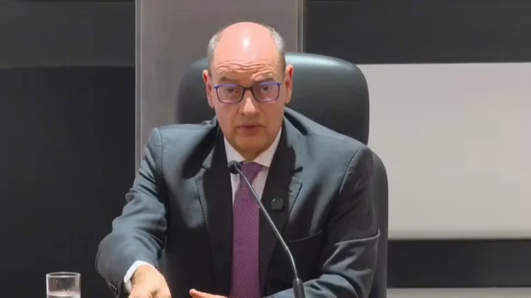 Governador do RJ Enfrenta Desafios para Montar Nova Equipe