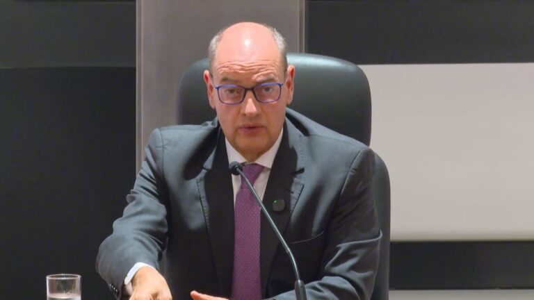 Governador do RJ Exonera 459 Servidores e Pode Cortar até 1,6 Mil Cargos, Economizando R$ 10 Milhões