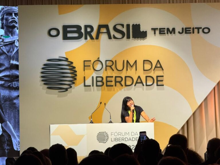 Influenciadores Indígenas Transformam a Aldeia Digital em Plataforma de Luta