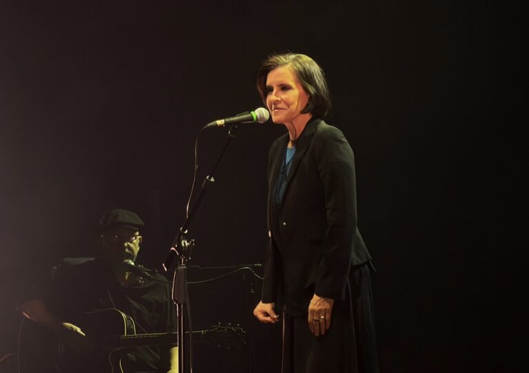 Marina Lima Brilha em Show de 70 Anos com Novidades e Clássicos