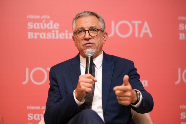 Ministro Padilha Liga Flávio Bolsonaro a Crise na Saúde do RJ e Destaca Questões Eleitorais Ministro Padilha Liga Flávio Bolsonaro a Crise na Saúde do RJ e Destaca Questões Eleitorais