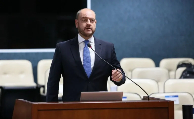 Mudanças no Governo do RJ: Couto Exonera Aliados de Castro e Realiza Pente-Fino