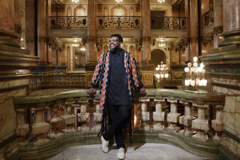 Nego Álvaro Celebra 10 Anos de Carreira com Show no Teatro Municipal do Rio Nego Álvaro Celebra 10 Anos de Carreira com Show no Teatro Municipal do Rio