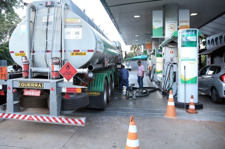 Por que Distribuidoras de Combustíveis Resistem às Ações Governamentais para Controlar Preços?