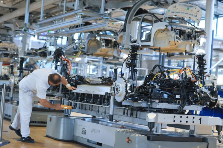 Produção Industrial Brasileira Cresce 0,9% em Fevereiro: Crescimento Sustentado