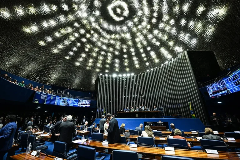 Renúncias de Governadores: 11 Líderes Estaduais Buscam Novos Cargos na Política