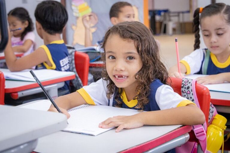 Rio das Ostras Alcança Meta de Alfabetização em 2025 e Destaca Qualidade Educacional