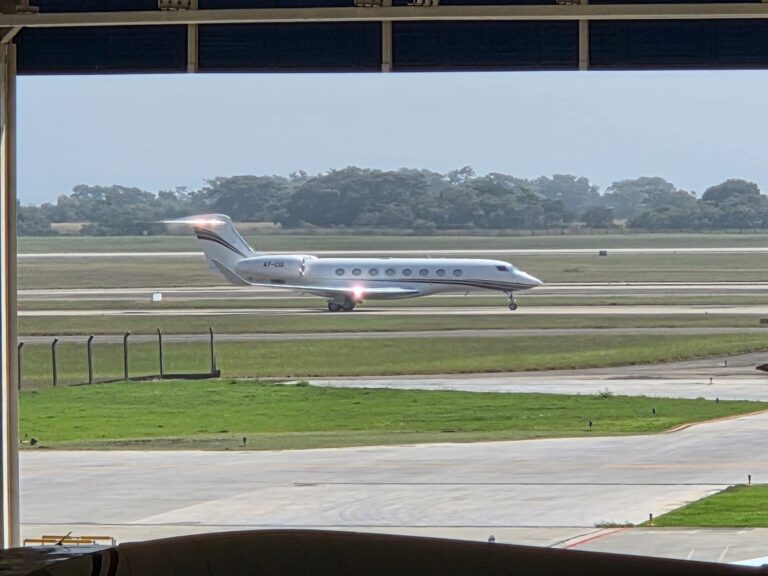 Shakira Emociona ao Chegar no Rio para Show Imperdível na Praia de Copacabana
