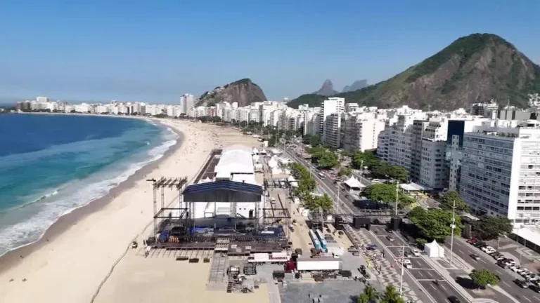 Shakira Se Prepara para Grande Show em Copacabana: Estrutura Imponente em Construção