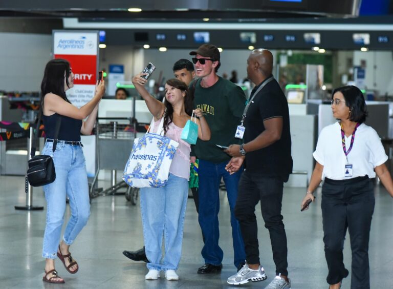 Shawn Mendes Brilha no Aeroporto do Rio, Mesmo Sem Bruna Marquezine ao Lado Shawn Mendes Brilha no Aeroporto do Rio, Mesmo Sem Bruna Marquezine ao Lado