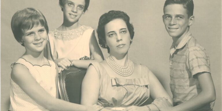 Zuzu Angel: A Maternidade Como Arma Política Contra a Ditadura Zuzu Angel: A Maternidade Como Arma Política Contra a Ditadura