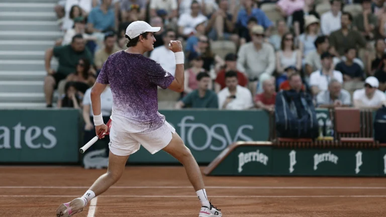 João Fonseca vence duelo tenso contra francês na estreia de Roland Garros 2024