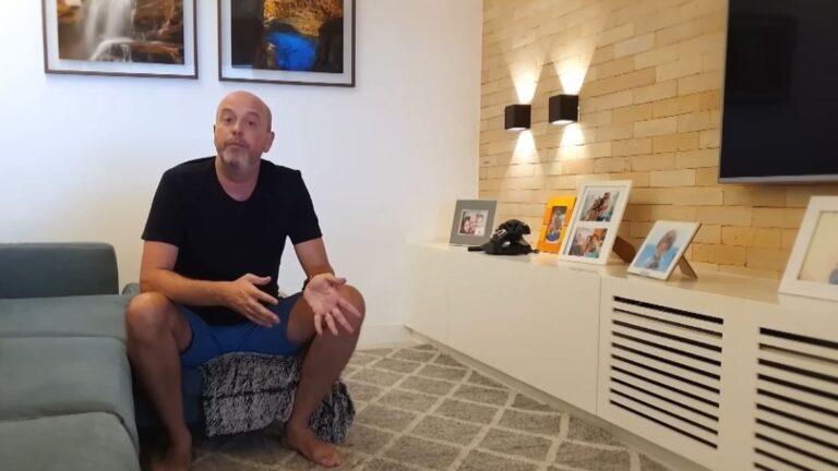 Alex Escobar revela seu lar: do futebol à decoração retrô