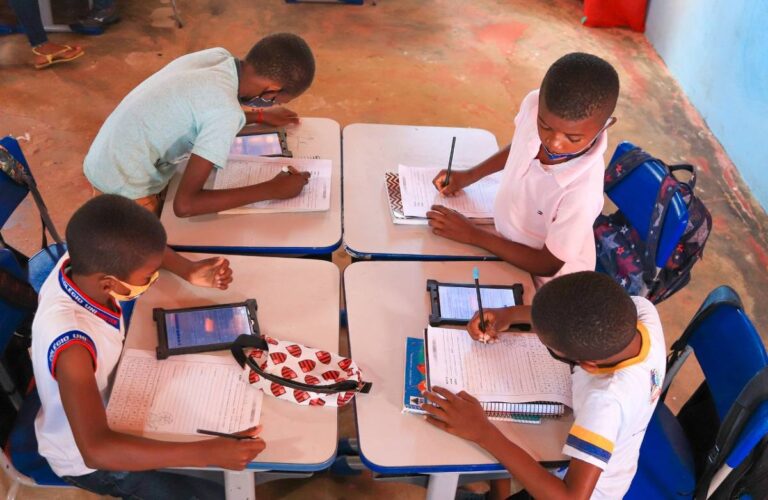 Conectividade nas Escolas: Brasil Alcança 72%, Mas Desigualdades Persistem