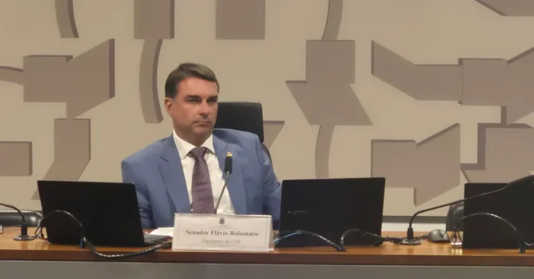 Derrubada de Veto: Impactos no Cenário Político de Flávio Bolsonaro
