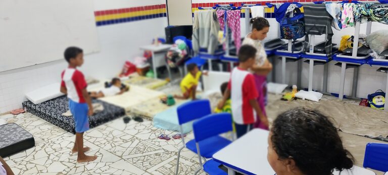 Desabrigados em João Pessoa: Familias Alojadas em Escola Após Chuvas Intensas