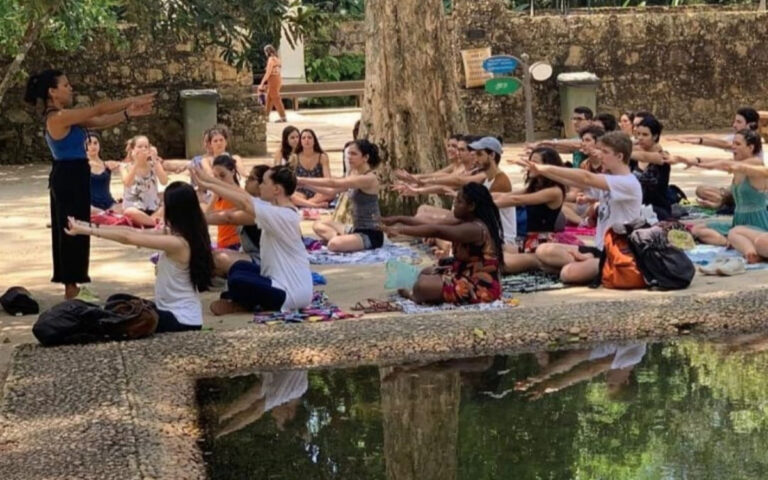 Dia Mundial do Silêncio: Uma Reflexão Sobre Saúde Mental no Caos Carioca