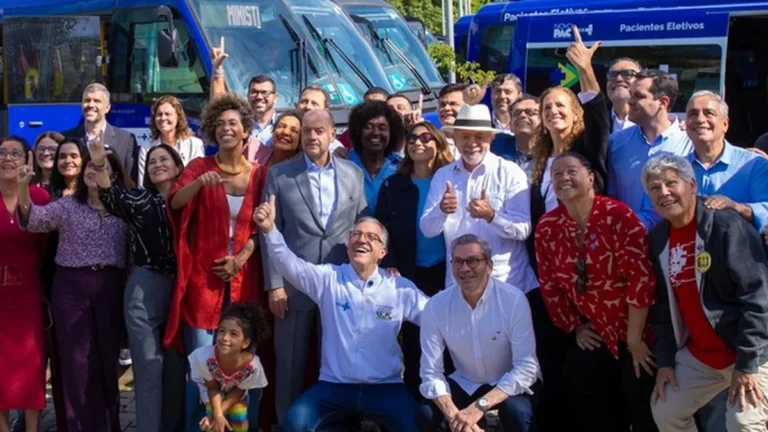No Rio, Lula e Padilha entregam 43 veículos para ampliar transporte de pacientes do SUS No Rio, Lula e Padilha entregam 43 veículos para ampliar transporte de pacientes do SUS