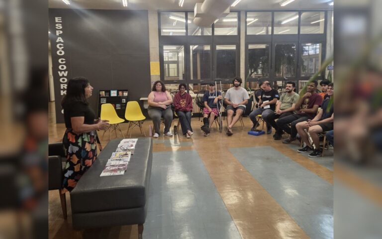Escritora utiliza 18 obras autorais para transformar a educação em projetos voluntários