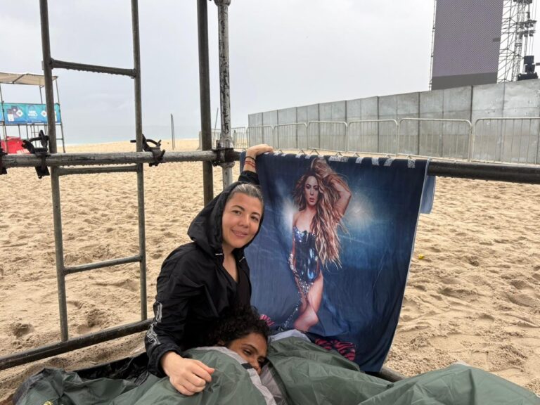 Fãs de Shakira Dormem na Areia de Copacabana para Garantir Lugar no Show