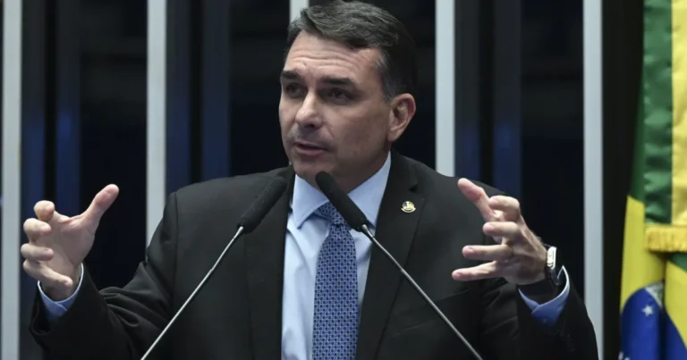 Flávio Bolsonaro Realiza Duas Cirurgias Oftalmológicas em Brasília e Se Recupera em Casa