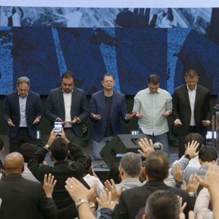 Flávio Bolsonaro Recebe Apoio de Silas Malafaia em Culto no RJ