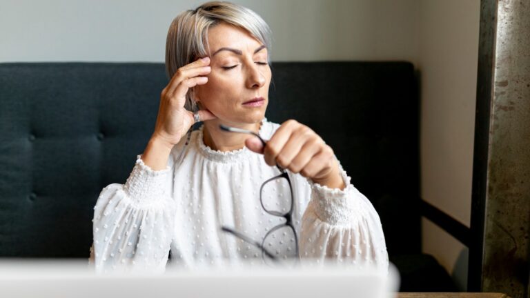 Menopausa: Impactos no Sono, Trabalho e Clareza Emocional