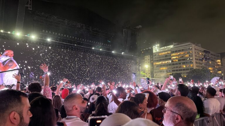 Shakira Encanta em Copacabana: Pulseiras Luminosas e Emoção à Flor da Pele