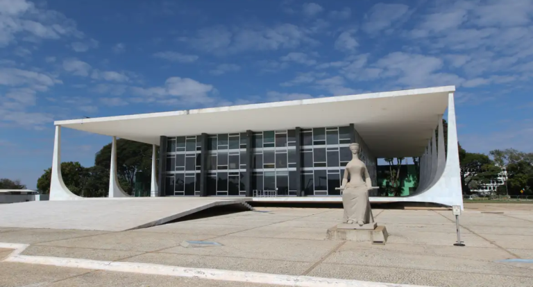 STF Decide Sobre Eleições no RJ e Acesso a Dados na Internet em Abril