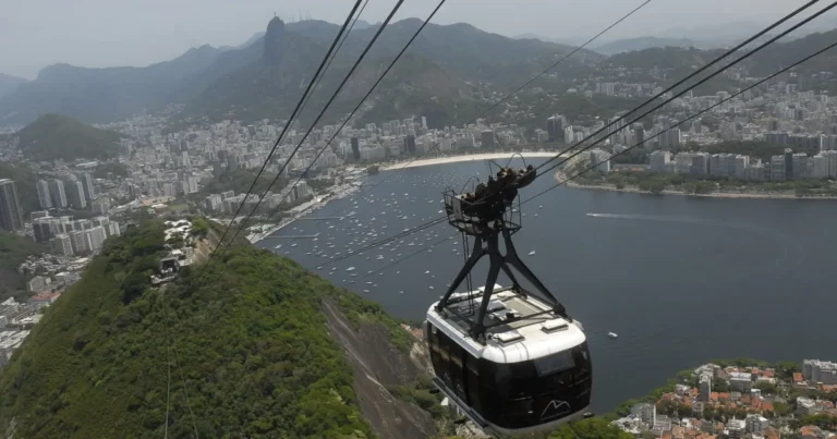 Turismo brasileiro se recupera e cria 8 mil empregos em março de 2026