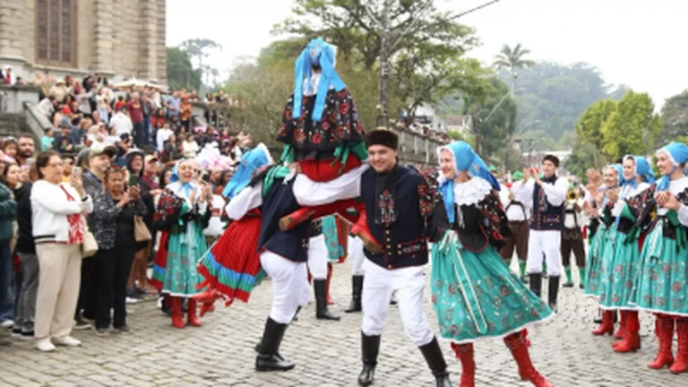 Primeiro Desfile Típico da 37ª Bauernfest Encanta Multidão no Centro Histórico de Petrópolis
