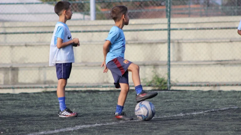 Desafio Global de Embaixadinhas Reúne Alunos da Vila Olímpica de Ramos em Busca de Recorde Mundial Desafio Global de Embaixadinhas Reúne Alunos da Vila Olímpica de Ramos em Busca de Recorde Mundial