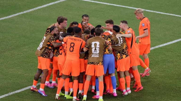 Gakpo emociona ao marcar gol na Copa após perda do filho e recebe apoio da seleção
