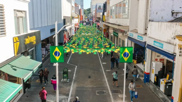 Centro de Jundiaí ganha decoração verde e amarela e já entra no clima da torcida para a Copa 2026